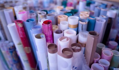 Çeşitli renkli ambalaj kağıdı setinin arkaplanı.