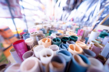 Çeşitli renkli ambalaj kağıdı setinin arkaplanı.