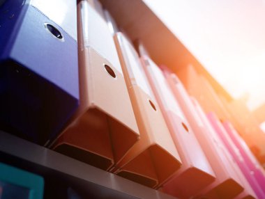 Muhasebe için dizinler bir rafta yatıyor.