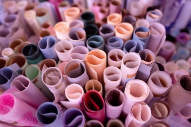 Çeşitli renkli ambalaj kağıdı setinin arkaplanı.