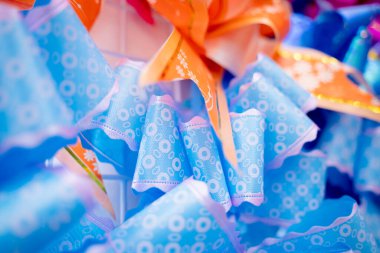 Hediyeler için dekoratif fiyonkların renkli arkaplanı.