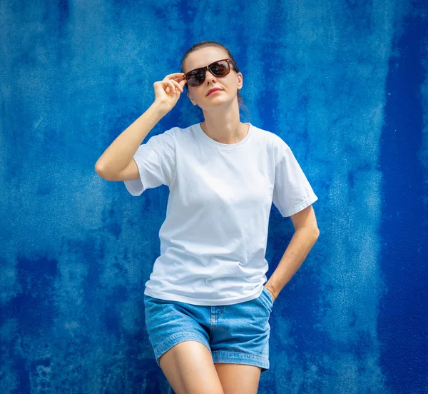 Vrouw Model Met Wit Wit Shirt Achtergrond Van Een Blauwe — Stockfoto