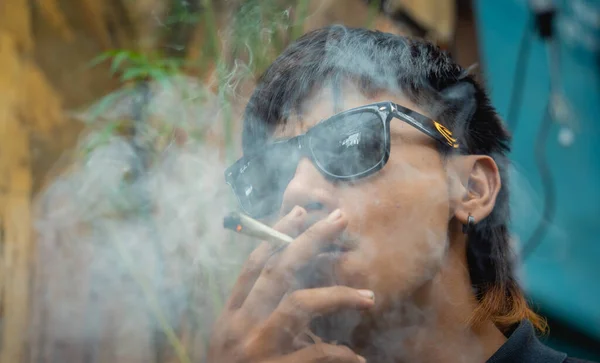 Giovane Che Fuma Sigarette Con Marijuana Medica — Foto Stock
