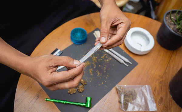 Ung Man Som Gör Cigaretter Med Medicinsk Marijuana — Stockfoto