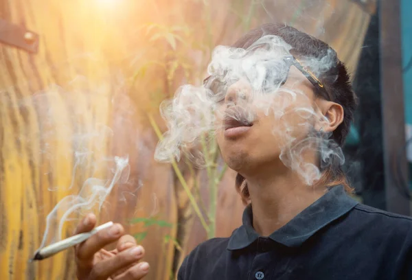 Ung Man Röker Cigaretter Med Medicinsk Marijuana — Stockfoto