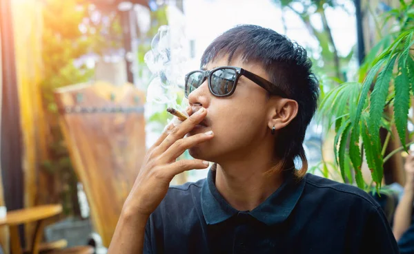 Mladý Muž Kouří Cigarety Lékařskou Marihuanou — Stock fotografie