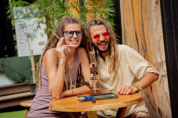 Hippi Tarzı Bir Çift Tıbbi Marihuanayla Sigara Içiyor — Stok fotoğraf