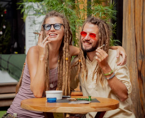 Hippie Paar Raucht Zigaretten Mit Medizinischem Marihuana — Stockfoto