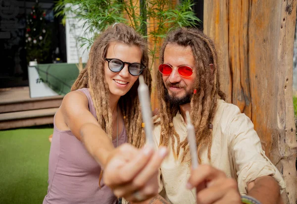 Hippie Paar Macht Medizinische Marihuana Zigaretten — Stockfoto