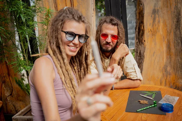 Hippie Stil Par Rökning Cigaretter Med Medicinsk Marijuana — Stockfoto