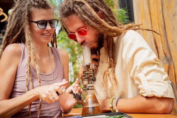 Hippie Styl Pár Kouření Lékařské Marihuany Pomocí Bong — Stock fotografie