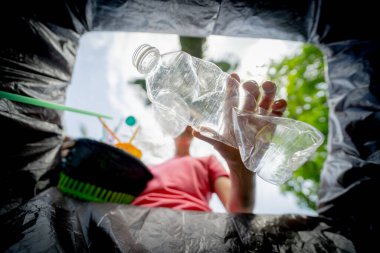 Genç ve güzel bir kız özel çöp kutularına çöp atıyor..