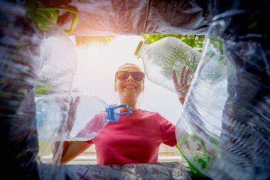 Genç ve güzel bir kız özel çöp kutularına çöp atıyor..