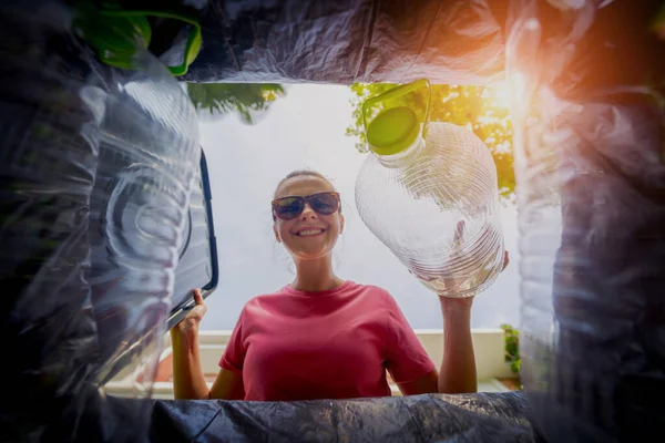 Genç Güzel Bir Kız Özel Çöp Kutularına Çöp Atıyor — Stok fotoğraf