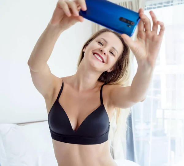 Junge Sexy Frau Posiert Vor Smartphone Der Hand Und Arbeitet — Stockfoto