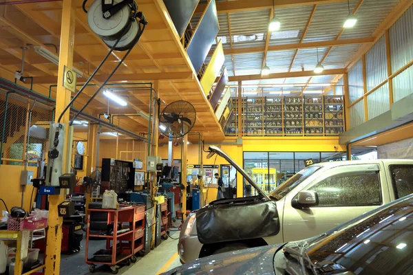 Carro Elevador Hidráulico Oficina Reparação Automóveis — Fotografia de Stock