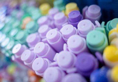 Çeşitli renkte kalem kümelerinin arkaplanı.