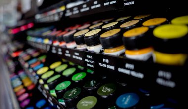 Çok çeşitli renkli boya setlerinin arkaplanı.