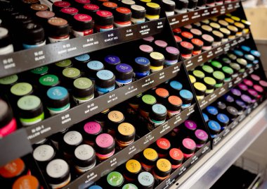 Çok çeşitli renkli boya setlerinin arkaplanı.