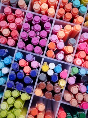 Çeşitli renkte kalem kümelerinin arkaplanı.