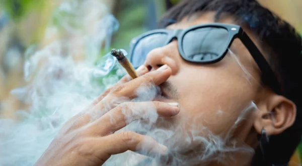 Jeune Homme Fumant Des Cigarettes Avec Marijuana Médicale — Photo