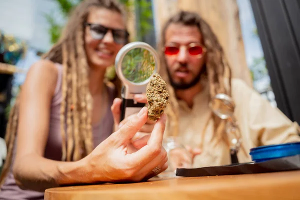Hippie Styl Pár Zkoumá Pod Lupou Klouby Pupeny Lékařské Marihuany — Stock fotografie
