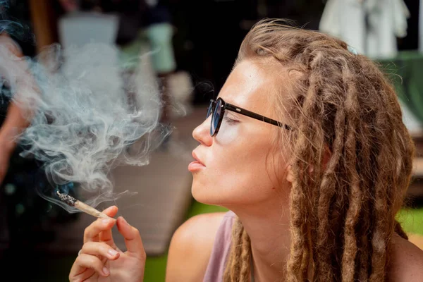Mulher Estilo Hippie Fumar Cigarros Com Maconha Medicinal — Fotografia de Stock