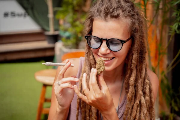 Hippie Styl Žena Kouřící Cigarety Lékařskou Marihuanou — Stock fotografie