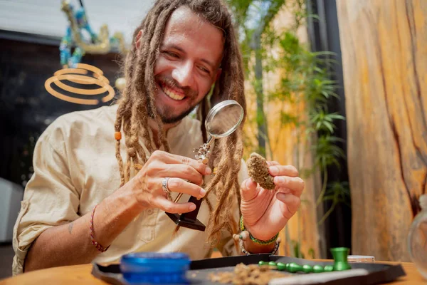Hippie Styl Muž Zkoumá Pod Lupou Klouby Pupeny Lékařské Marihuany — Stock fotografie