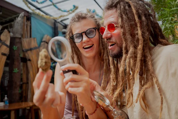 Coppia Stile Hippie Esamina Sotto Una Lente Ingrandimento Articolazioni Gemme — Foto Stock