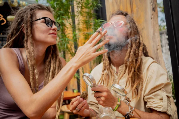 Hippie Styl Pár Kouření Cigaret Lékařskou Marihuanou — Stock fotografie