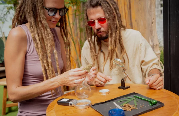Hippie Styl Pár Zkoumá Klouby Pupeny Lékařské Marihuany — Stock fotografie