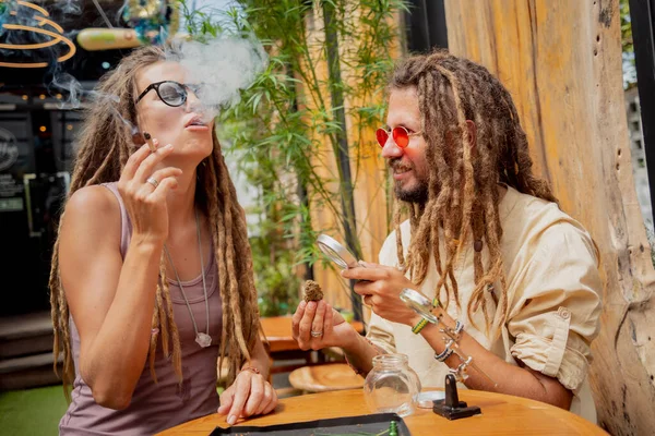 ヒッピースタイルカップル喫煙タバコとともに医療マリファナ — ストック写真