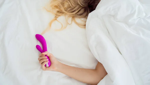 Junge Sexy Frau Bett Hält Ein Sexspielzeug Für Erwachsene Den — Stockfoto