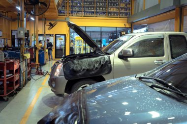 Otomobil tamirhanesinde hidrolik asansördeki araba..