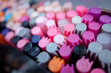 Çeşitli renkte kalem kümelerinin arkaplanı.