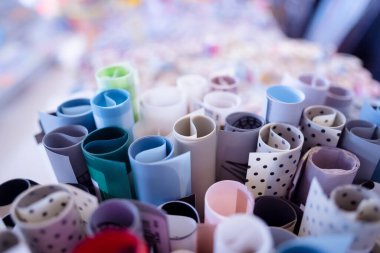 Çeşitli renkli ambalaj kağıdı setinin arkaplanı.