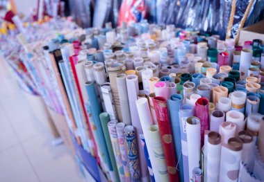 Çeşitli renkli ambalaj kağıdı setinin arkaplanı.