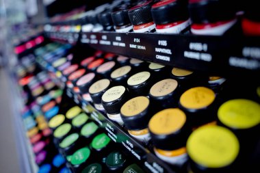 Çok çeşitli renkli boya setlerinin arkaplanı.