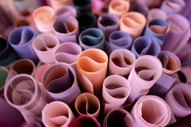 Çeşitli renkli ambalaj kağıdı setinin arkaplanı.