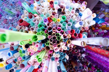 Çeşitli renkli ambalaj kağıdı setinin arkaplanı.