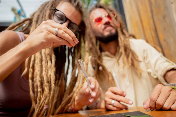 Hippie Style Couple Making Medical Marijuana Cigarettes — Stock Photo, Image
