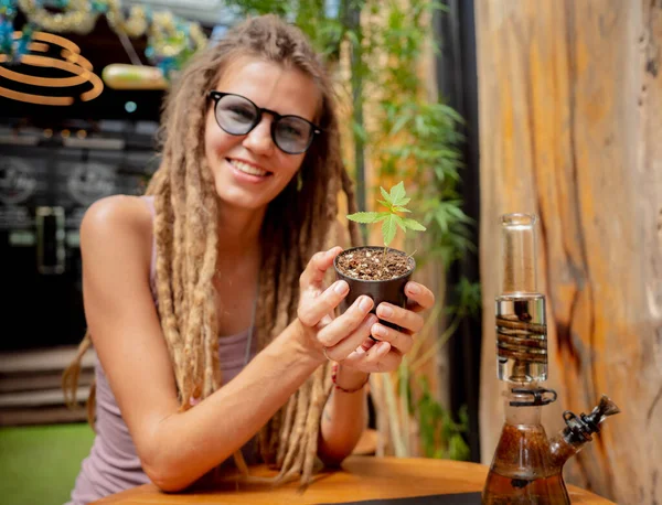 Hippie Stijl Vrouw Teelt Medische Marihuana Bush — Stockfoto