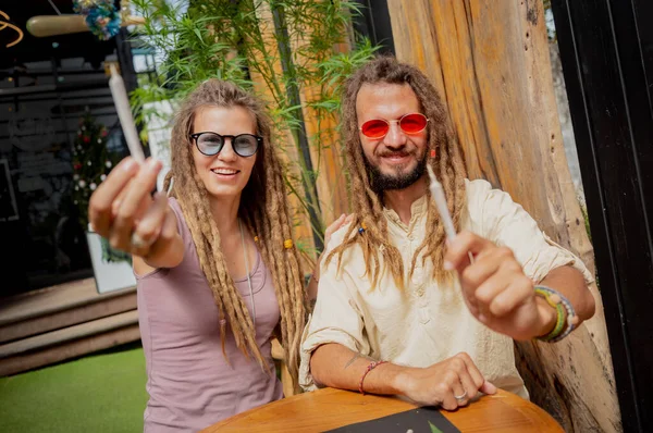 Hippie Stil Par Gör Medicinska Marijuana Cigaretter — Stockfoto
