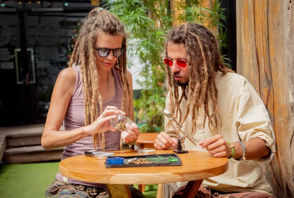Hippie Styl Pár Zkoumá Klouby Pupeny Lékařské Marihuany — Stock fotografie
