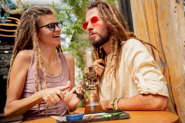 Pasangan Bergaya Hippie Merokok Ganja Medis Menggunakan Bong — Stok Foto