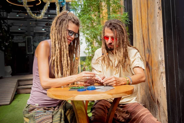 Casal Estilo Hippie Fazendo Cigarros Maconha Medicinal — Fotografia de Stock