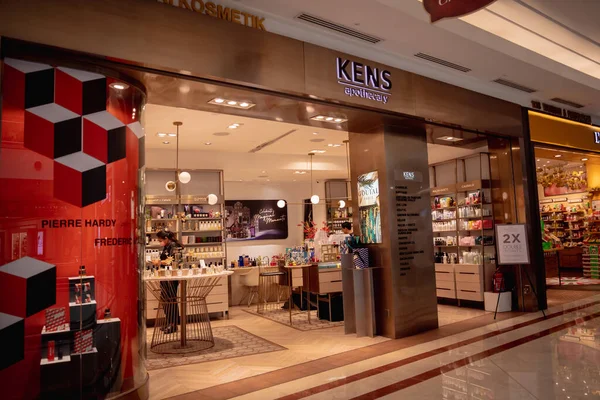 Kuala Lumpur Malaysia 2022年12月4日 ケンズブランドの小売店舗ロゴ看板がショッピングモールの店頭にあります — ストック写真