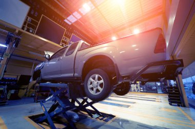Otomobil tamirhanesinde hidrolik asansördeki araba..