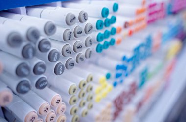 Çeşitli renkte kalem kümelerinin arkaplanı.